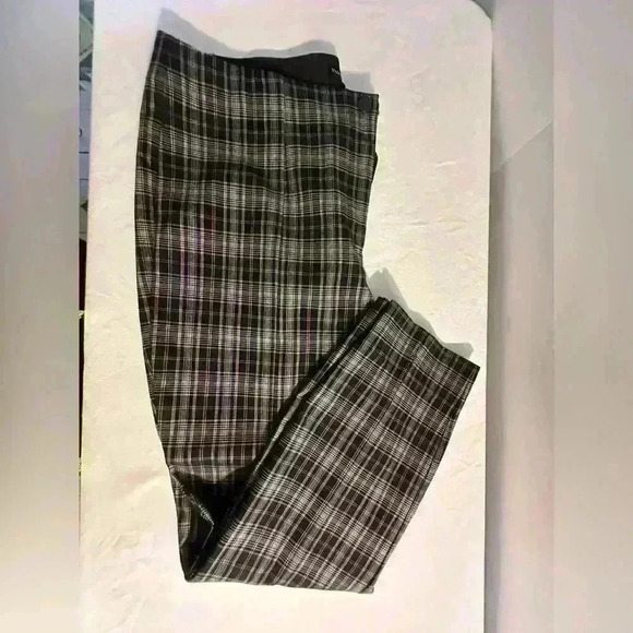 Size 18W Plaid pants / legging style with snap and zip closure. - Picture 1 of 10